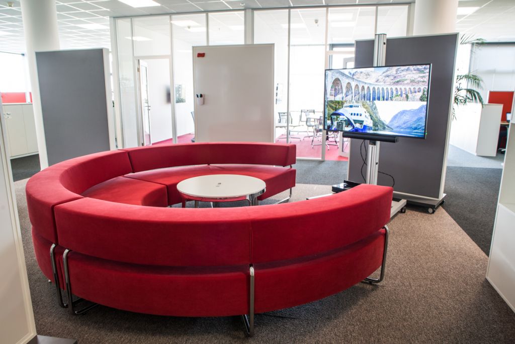 IBM — open space s červenou kruhovou pohovkou