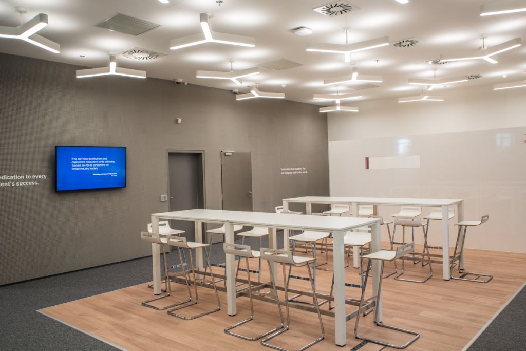 Realizace osvětlení IBM — moderní kancelářský prostor s atypickými LED svítidly