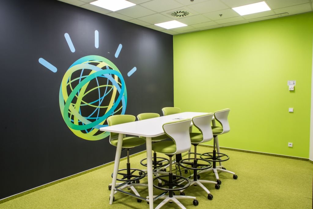 IBM — kreativní místnost s logem IBM